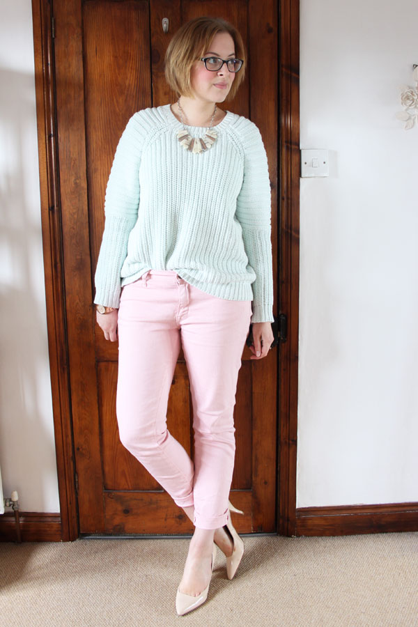 how to wear pink jeans